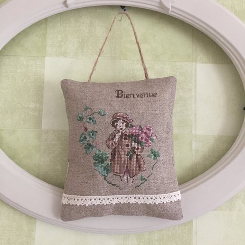 Joli coussin de porte brodé aux points de croix