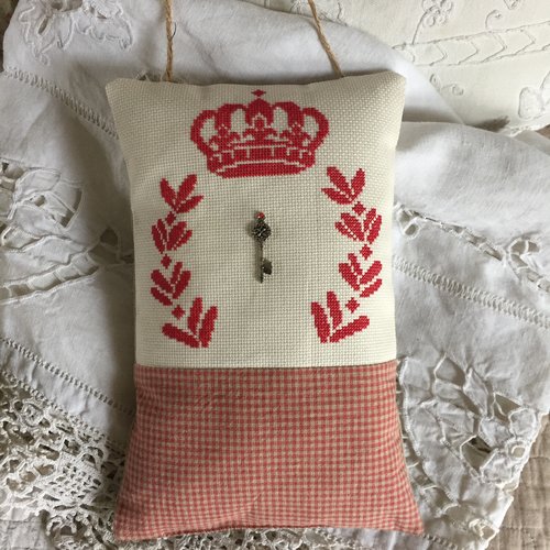 Joli coussin de porte brodé