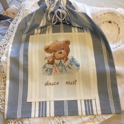 Range doudou ou pyjama brodé