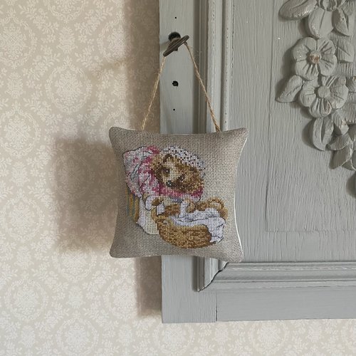 Petit coussin de porte brodé