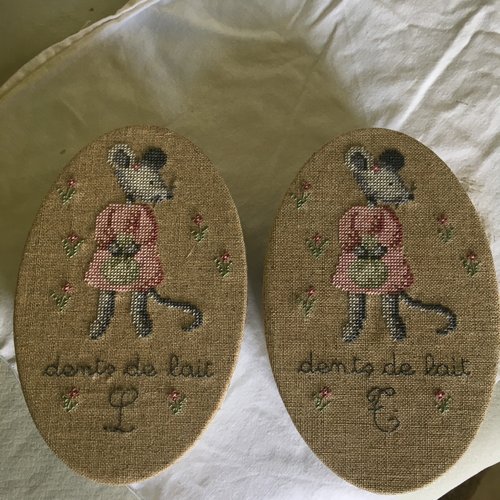 Boites à dents brodées