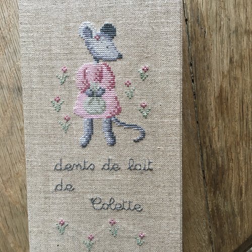 Boîte à dents brodée