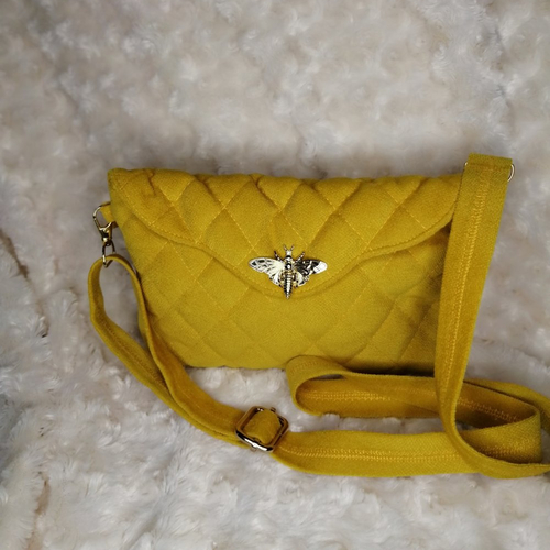 Petite pochette matelassé porté travers ou à l'épaule.