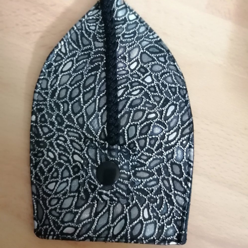 Porte- clés simili cuir argent.