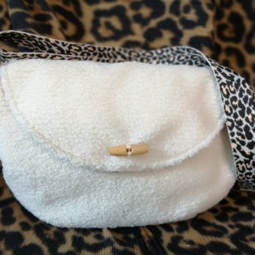 Sac besace porté travers ou à l'épaule de couleur beige imitation laine de mouton