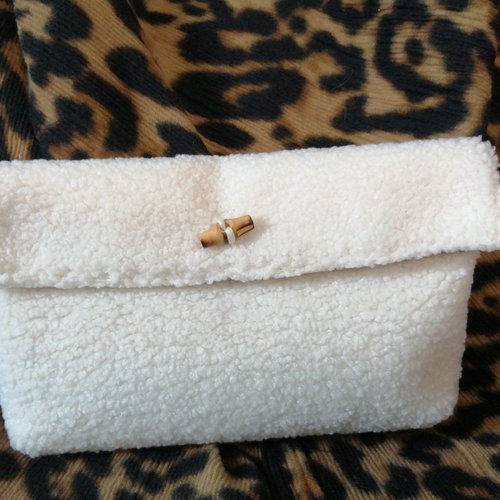 Trousse à maquillage beige imitation laine de mouton