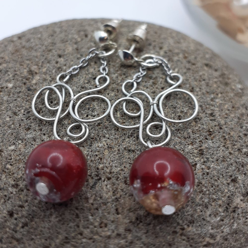 Boucle d'oreille pendante au entrelacs  vintage et perle en résine et papier rouge, bijoux originaux est unique réalisée à la main