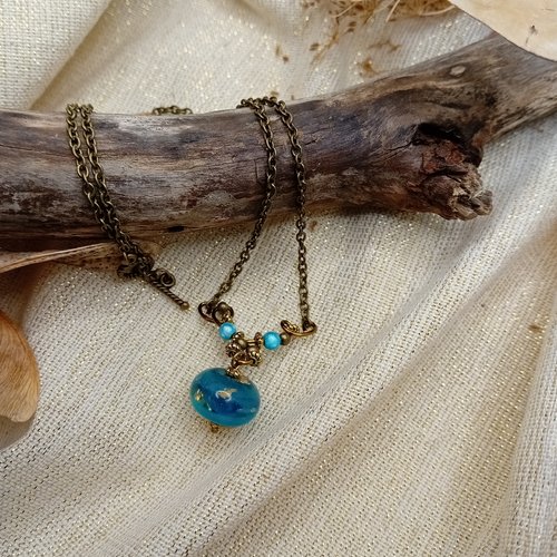 Collier  au motif entrelac unique décoré d'une perle bleu