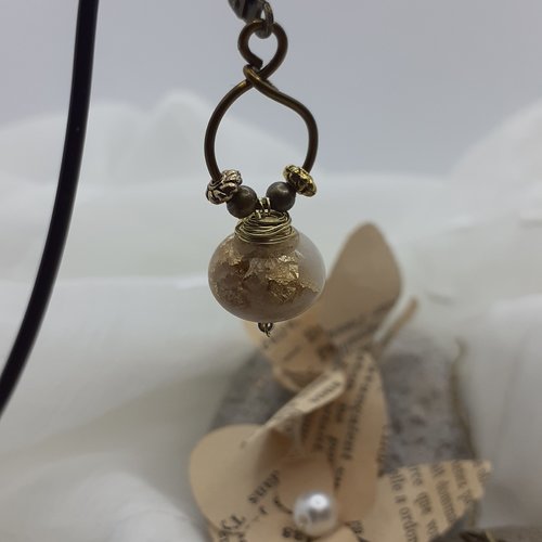 Boucle d'oreille dormeuse bronze perle nacré et feuille d'or, réalisé a la main