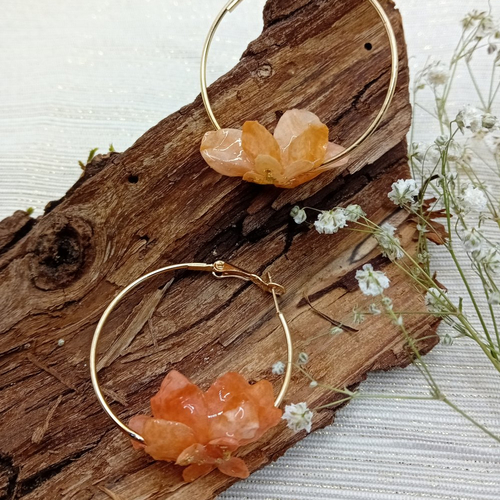 Créole fleurie  ,  bijoux femme en acier inoxydable fleur en papier et résine fait à la main