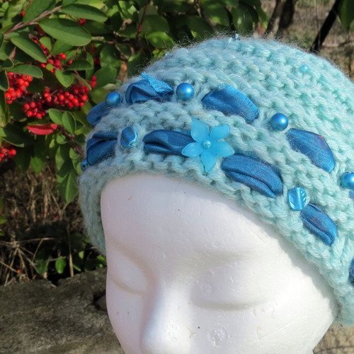 Bonnet turquoise au ruban et perles