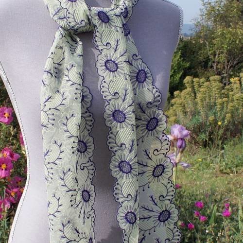 Une écharpe en dentelle de calais aux fleurs brodées 