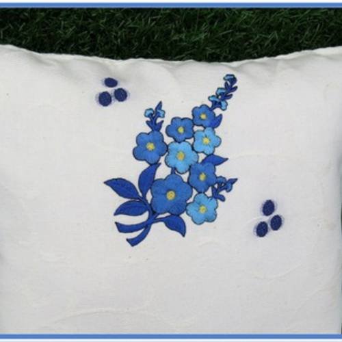 Joli coussin en percale blanche à motifs fleuris bleus 