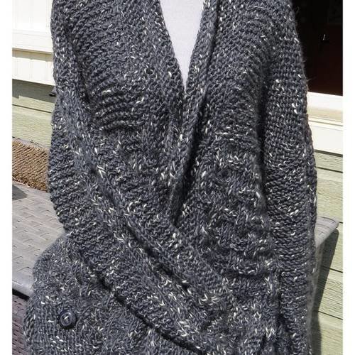 Longue veste tricoté main en laine noire chinée d'écru 