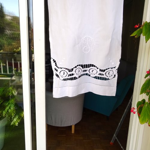 Panneau rideau  réalisés dans un drap ancien datant des années 1930 ,broderie richelieu , lin vintage  ;