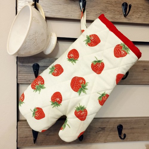 Gant de cuisine matelassé, motifs fraises