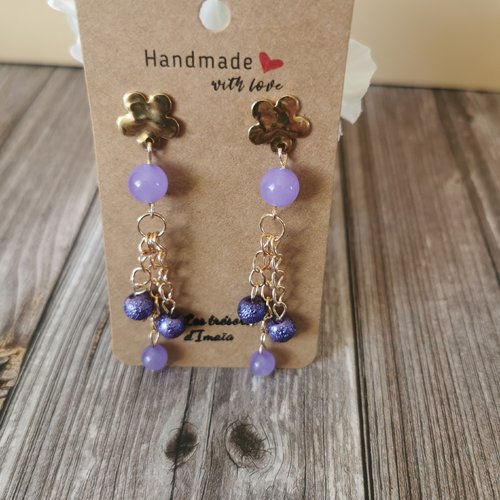 Boucles d’oreilles pendantes fleurs dorées & perles naturelles mauve