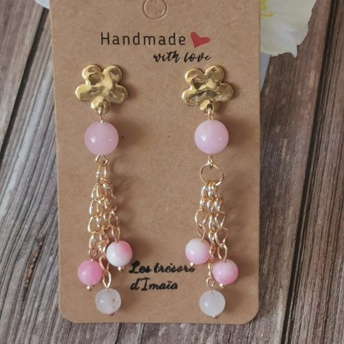 Boucles d’oreilles pendantes fleurs dorées & perles naturelles rose