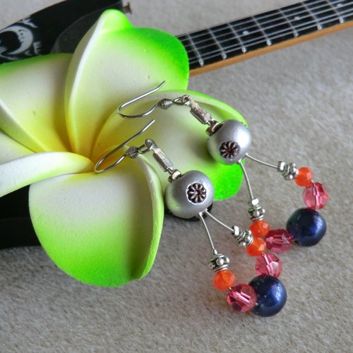 Boucles d'oreilles "arabian nigths" en corde de guitare, perles artisanales et perles en verre de bohème.