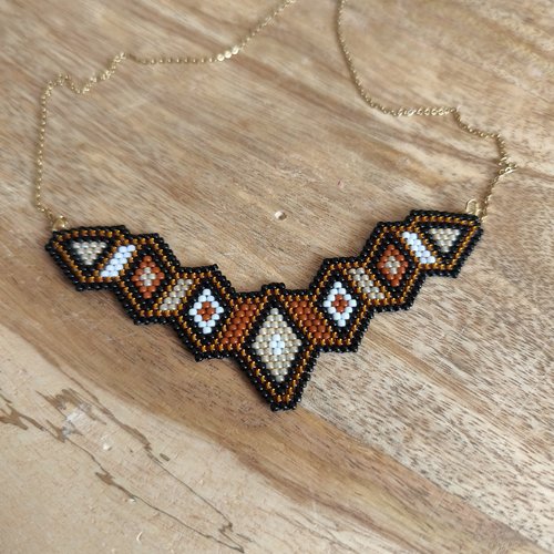 Collier en perles tissees