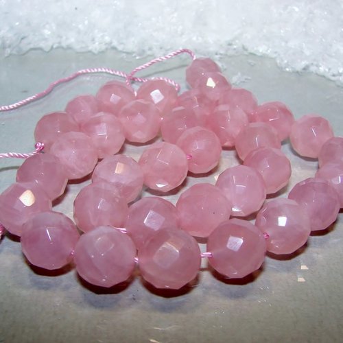 Quartz rose 12 mm à facettes.