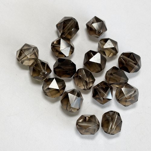 Quartz fumé 10 mm à 20 facettes.