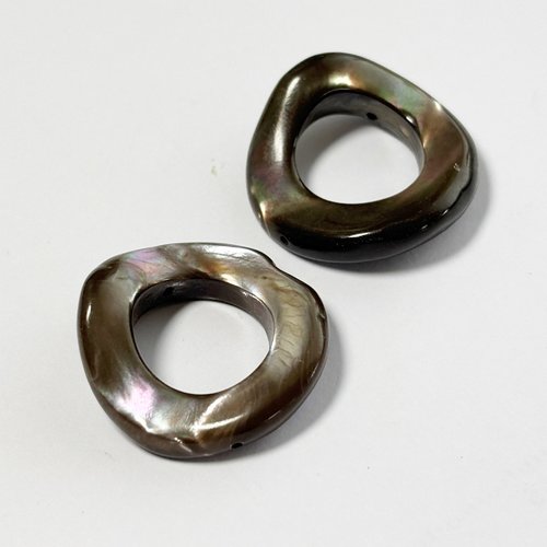 Paire de perles rondes en nacre brune naturelle – 25 mm