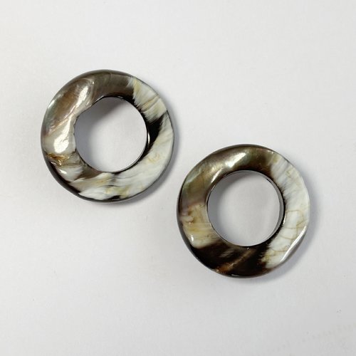Lot de 2 perles donuts en nacre brune 25 mm – forme vague naturelle