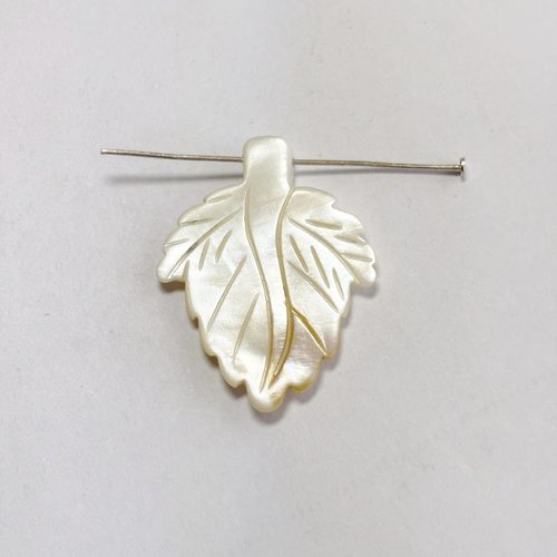 Pendentif feuille gravée en nacre blanche – 30 mm - n°1