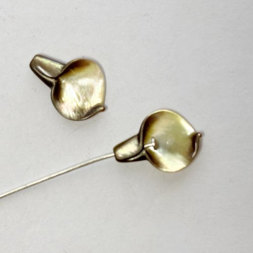 Paire de pétales en nacre marron dorée – 13 mm