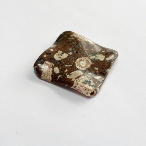 Perle en rhyolite marron naturelle – carré ondulé 30 mm (38/40 mm angle à angle) – trou 0,6 mm – réf. n°2