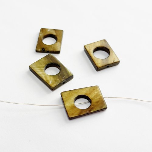 4 perles en nacre rectangulaires – 20 x 16 mm – trou central 0,6 mm