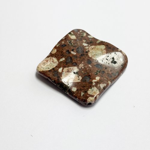 Perle en jaspe rhyolite marron – carré ondulé 30 mm – réf. n°5