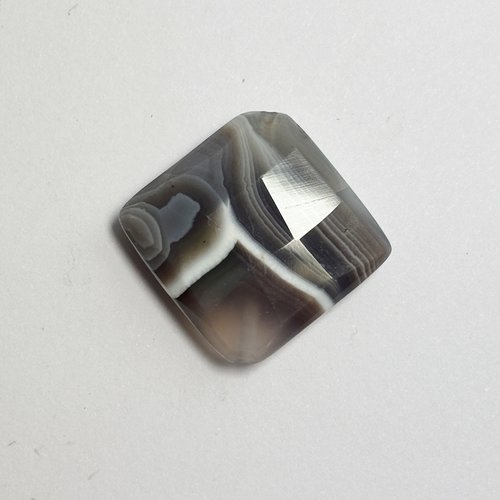 Perle en agate du botswana carrée facettée 25 mm (perçage diagonal)