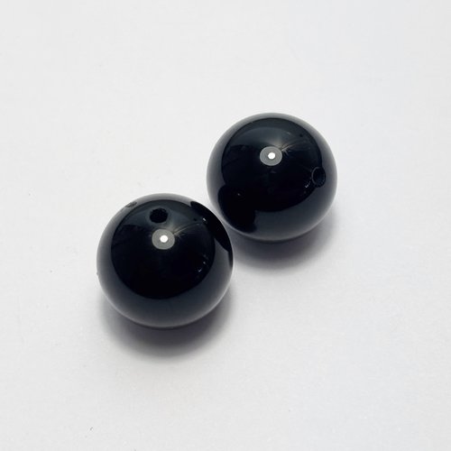 2 perles en onyx noire - 14 mm de diamètre. (trou transversal 0,9 mm)