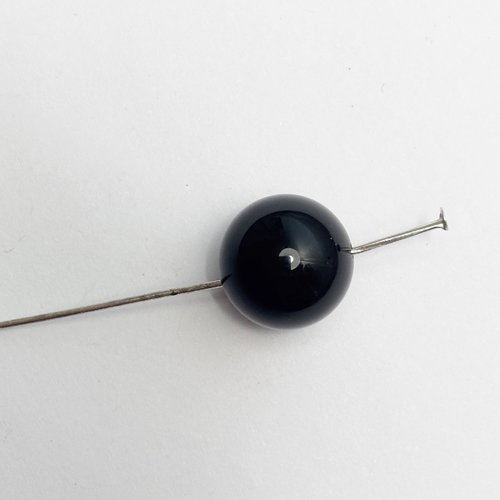 1 perles en onyx noire -14 mm de diamètre. (trou transversal 0,9 mm)