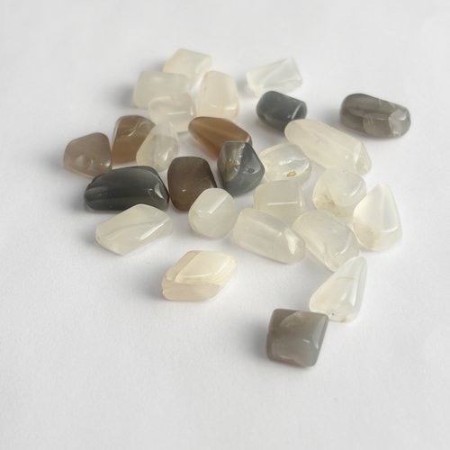 26 pierres de lune naturelles roulées (8 à 13 mm) - reflets nacrés et argentés