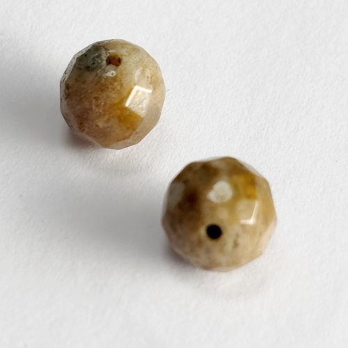 2 perles naturelles en aigue-marine facettée 8 mm  - aigue-marine taillée dans la masse, teintes vert-miel et beige.