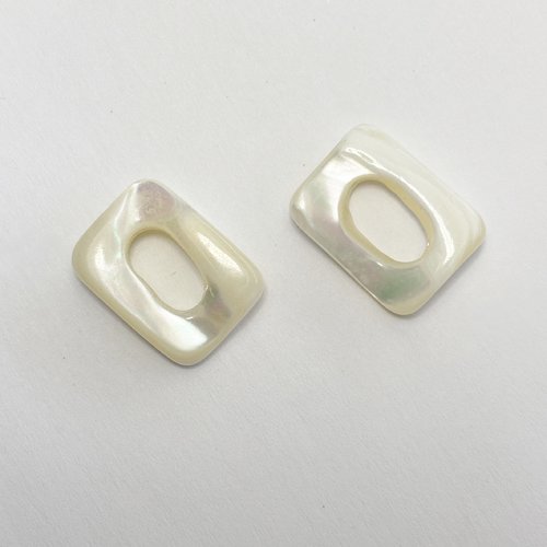 2 perles rectangulaires en nacre blanche naturelle 20 mm.