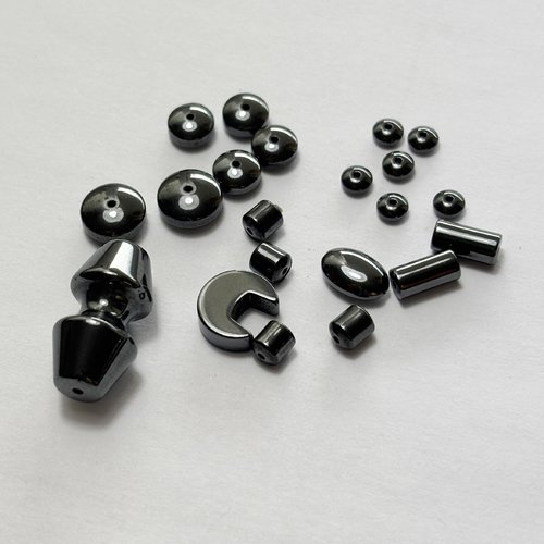21 perles en hématite - formes diverses (boutons, tubes, lune, ovale, toupie)