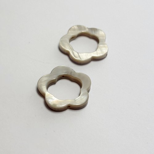 2 perles en nacre naturelle fleur évidée 18 mm - trou 0,8 mm