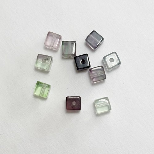 10 perles en fluorine cube de 5 mm. lot n°2