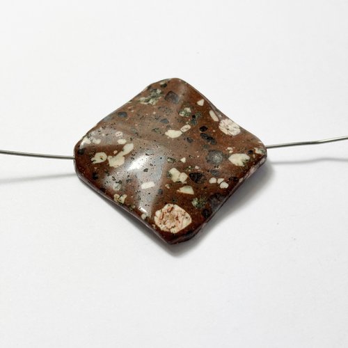Perle en jaspe rhyolite marron - carré ondulé 30 mm - réf. n°6