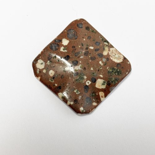 Perle en rhyolite marron - carré ondulé 30 mm - réf. n°3