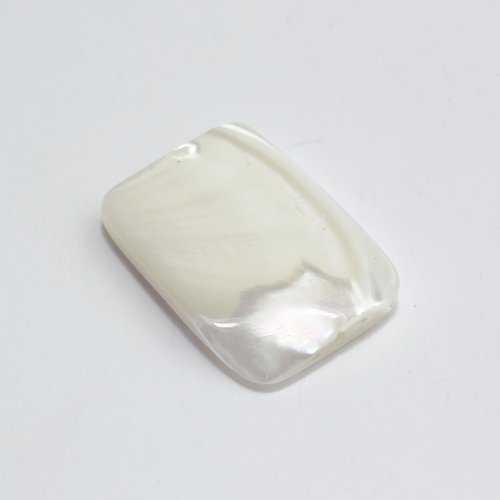 Perle en nacre blanche naturelle rectangulaire 25 x 18 mm, percée, trou fin 0,5 à 0,6 mm