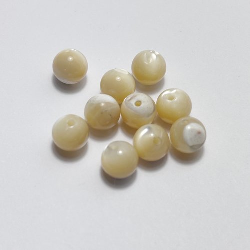 8 perles en nacre beige ronde 5,6 mm