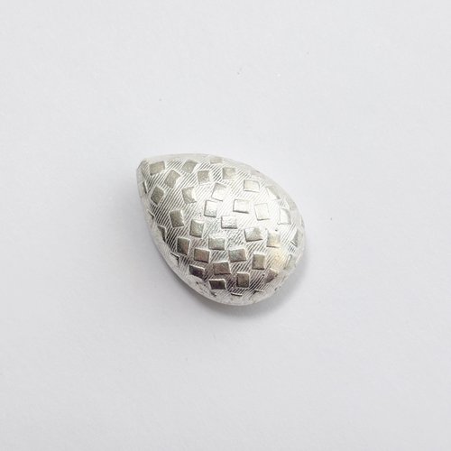 Perle en argent 925 forme goutte texturée 28 mm, motif damier en relief, perçage 1,2 mm, vendue à l’unité