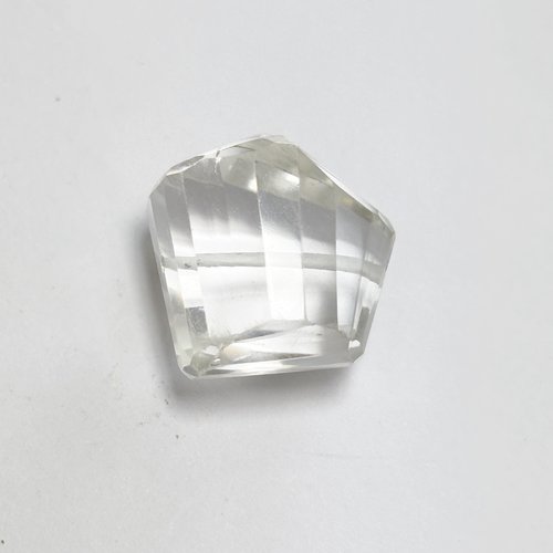 Perle cristal de roche naturelle facettée, caillou irrégulier 20 mm, perçage 0,6 mm, transparente non teintée
