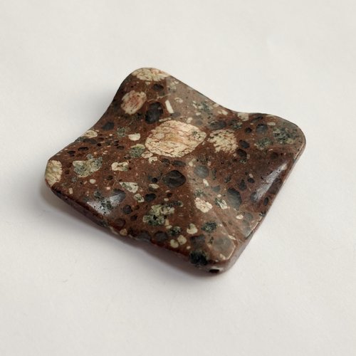 Rhyolite marron carré lozange 40 mm, perçage diagonal 0,7 mm