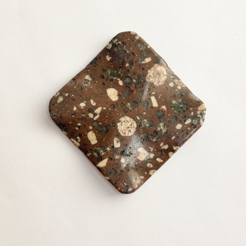 Rhyolite marron carré lozange 40 mm, perçage diagonal 0,7 mm